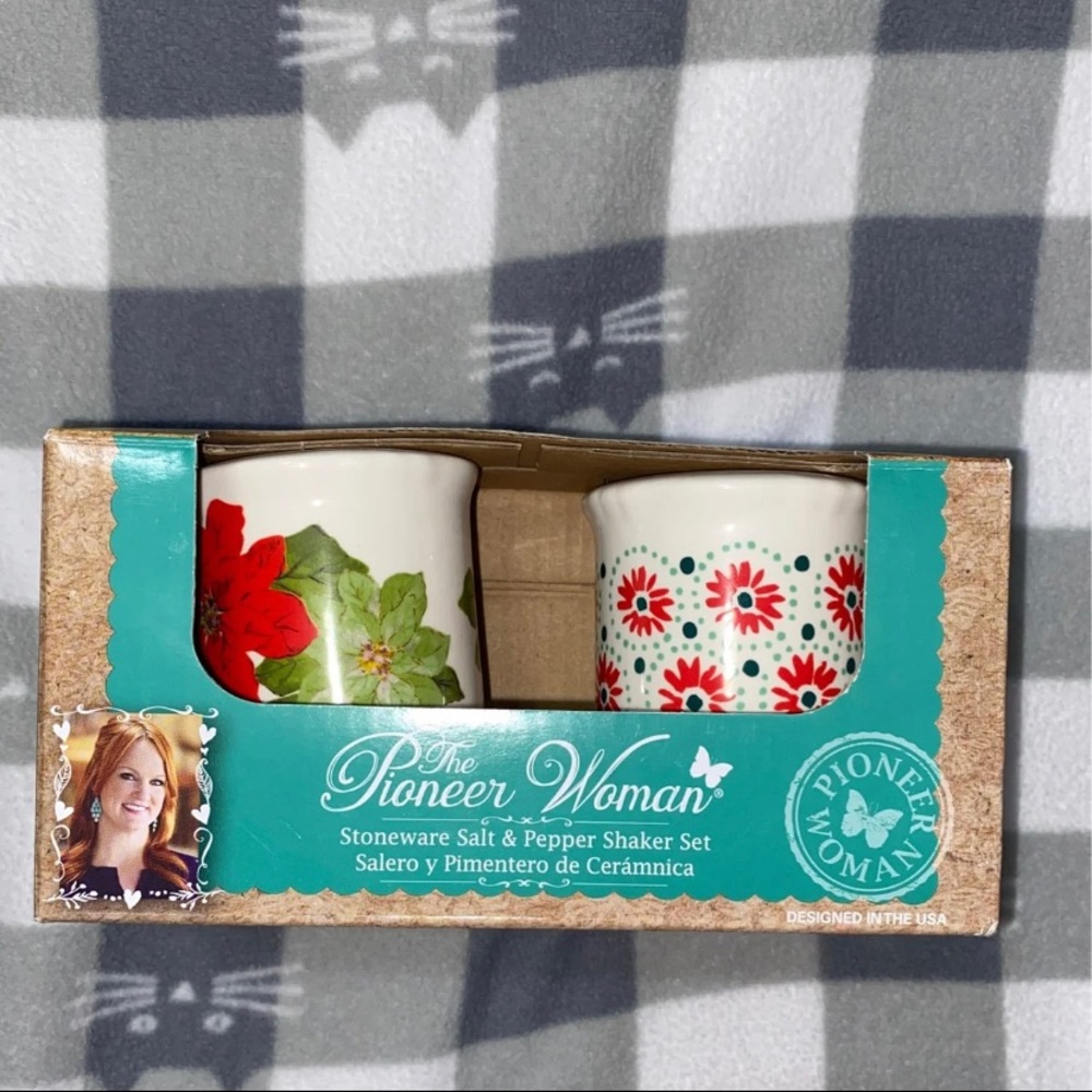 Pioneer woman salt and pepper set